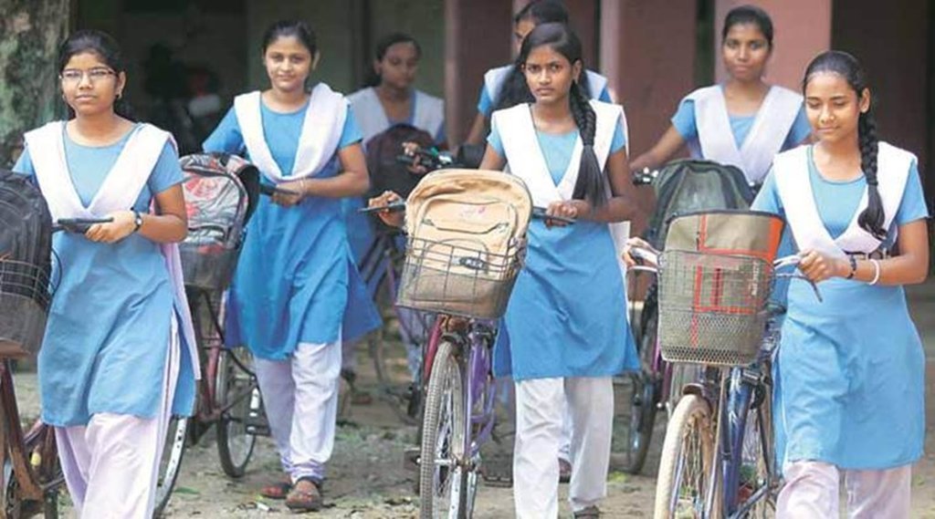 कालेज जातीं छात्राएं। फाइल फोटो।