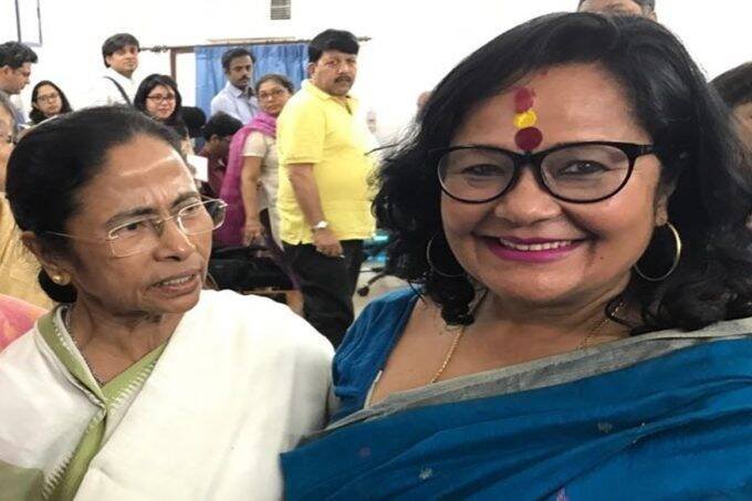 ममता बनर्जी के साथ टीएमसी सांसद शांता छेत्री। फोटो- ट्विटर @शांता क्षेत्री
