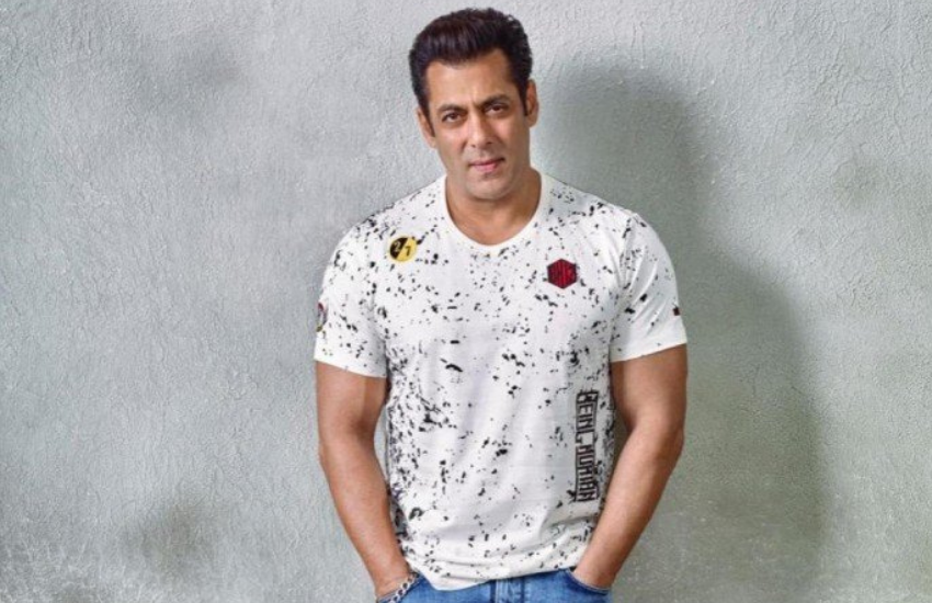 सलमान खान (Salman Khan) को कब गुस्सा आ जाए और कब मजाक सूझ जाए कोई नहीं समझ सकता। एक फिल्म के प्रमोशन के दौरान एक बार सलमान ने एक रिपार्टर से उनकी तस्वीर तक मांग ली। ये तस्वीर खुद के लिए नहीं बल्कि अपने अब्बा सलीम खान (Saleem Khan) के लिए मांगी थी। क्या था ये पूरा माजरा आइए आपको बताएं।