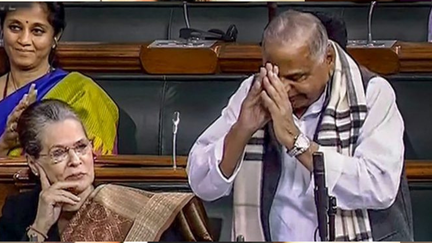 बस यही पर मुलायम ने सोनिया के आगे हाथ जोड़ लिया और कांग्रेस का समर्थन देने से इनकार कर दिया। ये भी पढ़ें- ससुर और पति के बीच डिंपल यादव थी फेविकोल