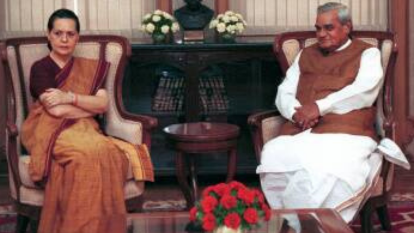 17 अप्रैल को अटल बिहारी केवल एक वोट से विश्वास मत हार गए थे। वहीं 21 अप्रैल को सोनिया गांधी राष्ट्रपति नारायणन से मिलकर दावा कि 272 सांसदों का समर्थन का दावा करते हुए कांग्रेस की सरकार का दावा पेश की थीं।
