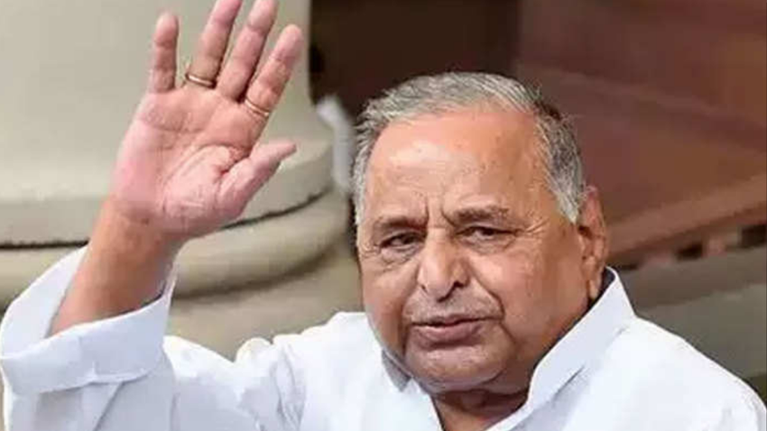 मुलायम सिंह यादव ने एक बार फिर ज्योति बसु को प्रधानमंत्री बनाने की बात पर कांग्रेस के साथ खड़े हुए थे, लेकिन अचानक से पासा पलट गया। ये भी पढ़ें- मुलायम से माफी मांगने की सपा प्रवक्ता ने अखिलेश से की थी टीवी पर अपील