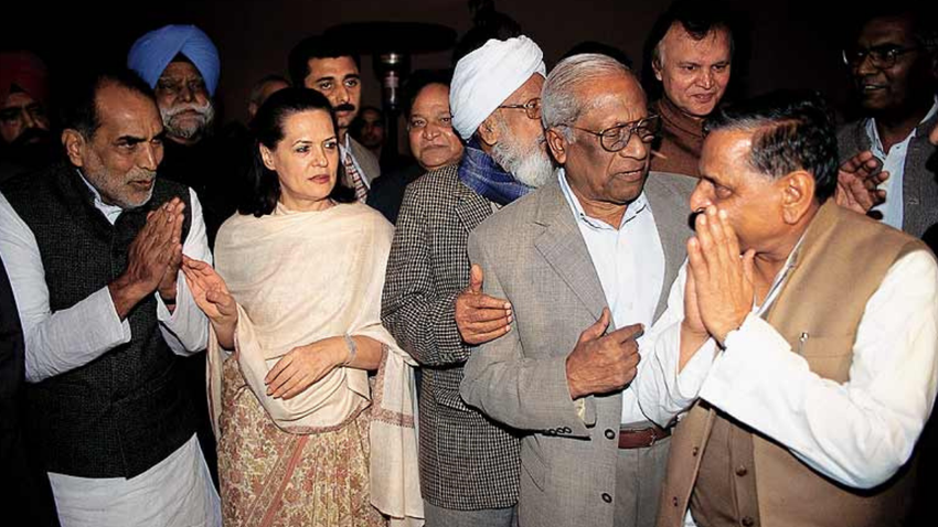1996 के विपरीत इस बार सीपीएम ज्योति बसु को पीएम बनाने के लिए तैयार थी, लेकिन सोनिया इस बार कांग्रेस के अलावा किसी दूसरी पार्टी को नेतृत्व देने के लिए राज़ी नहीं थीं।