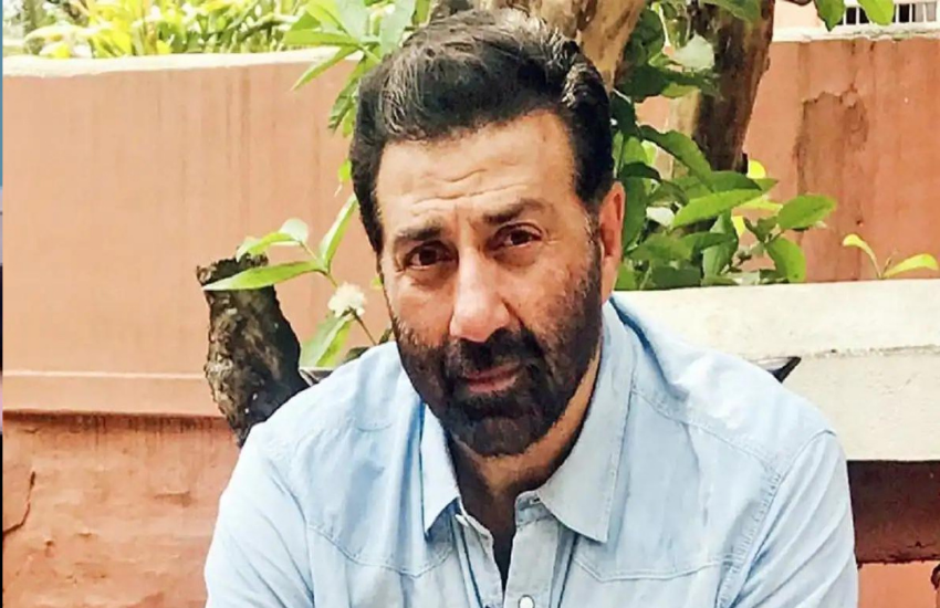 धर्मेंद्र ने भी एक इंटरव्यू में बताया था कि जब उनके बच्चे बड़े हो गए थे तो उनके जूते और शर्ट पर वह भी हांथ साफ कर लेते थे। (All Photos: Social Media)