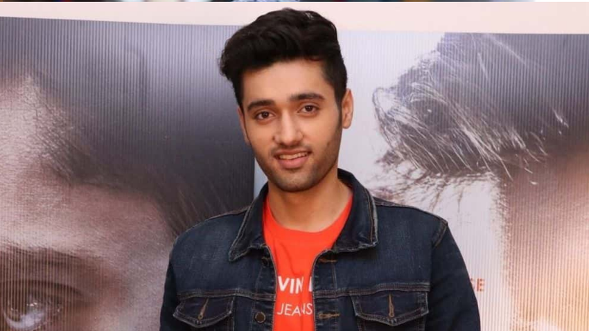 सनी देओल के कंधे पर बैठ उत्कर्ष ने बताया कि उस सीन में ट्रेन 40 किलोमीटर की स्पीड से चल रही थी। उनका दिल जोर-जोर से धड़क रहा था और उन्होंने अपनी आंखें बंद कर ली थीं। इसे भी पढ़ें- बॉबी देओल के बेटे आर्यमान में दिखती है यंग धर्मेंद्र की झलक