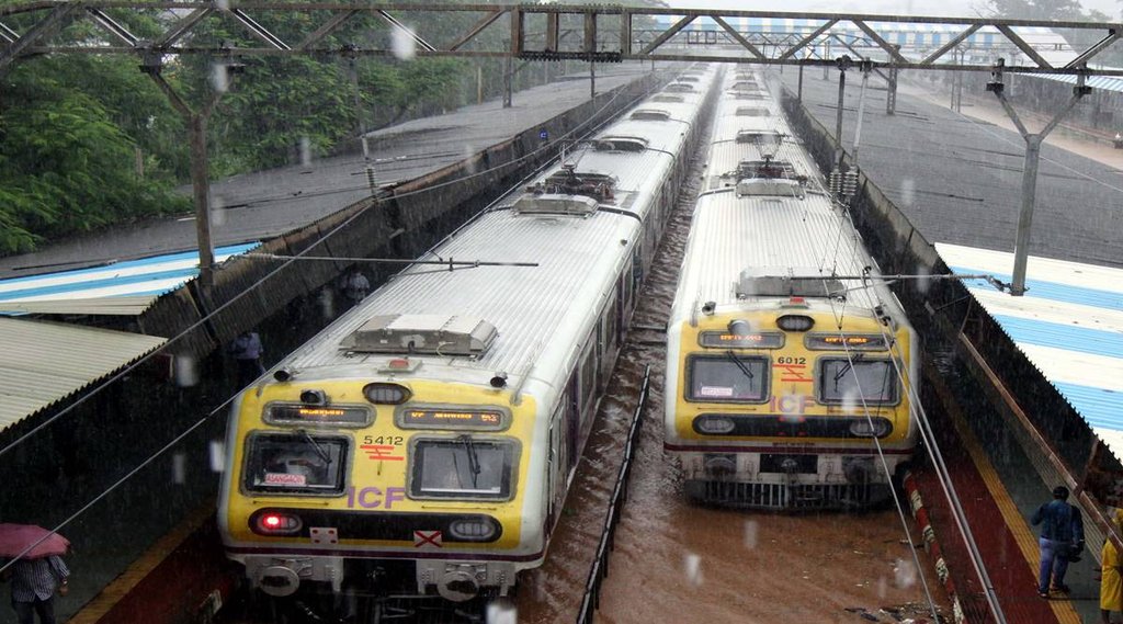कोरोना महामारी के कारण अभी सभी ट्रेनों का संचालन नहीं हो रहा है। Source: Express Photo by Deepak Joshi