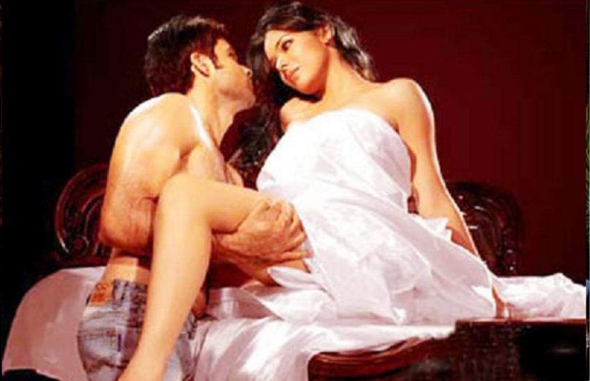 साल 2003 में उदिता ने फिल्म 'पाप' से डेब्यू किया, जिसमें जॉन अब्राहम के साथ उन्होंने बोल्ड सीन्स दिए थे। वहीं साल 2005 में इमरान हाशमी के साथ फिल्म 'जहर' में भी उनका इंटीमेट सीन काफी सेंसेशनल था।(42 साल छोटी इस एक्ट्रेस के संग नसीरुद्दीन शाह ने दिया था जबरदस्त इंटीमेट सीन, बोल्डनेस की सारी हदें हुई थीं पार )