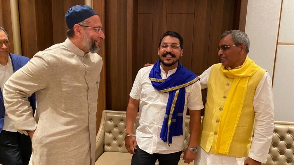 एआईएमआईएम अध्यक्ष असदुद्दीन ओवैसी ने शुक्रवार को सुभासपा प्रमुख ओम प्रकाश राजभर और भीम आर्मी के अध्यक्ष चंद्रशेखर से मुलाकात की। (फोटो - ट्विटर/ @asadowaisi)