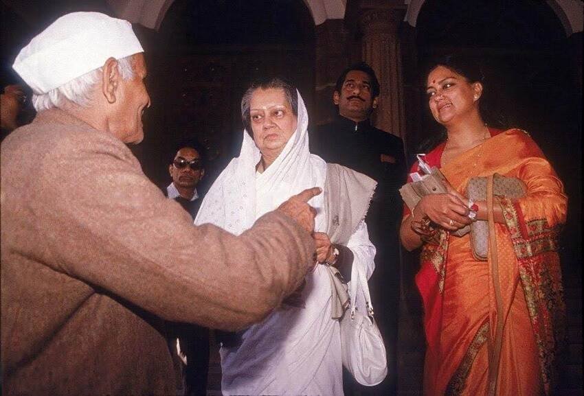 1978 में दुष्यंत की नानी विजयाराजे सिंधिया ने अपने नाती की ओर से बेटी वसुंधरा राजे के पूर्व पति हेमंत सिंह पर संपत्ति में हिस्सेदारी के लिए अदालत में मामला दर्ज करा दिया। (यह भी पढ़ें: 22 साल में किसी की हो गई मौत तो किसी का हुआ तलाक, जानिए कौन हैं माधवराव की चारों बहनें )
