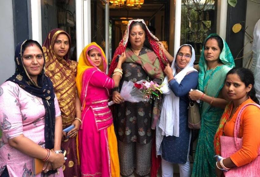 हेमंत सिंह के साथ वसुंधरा राजे की शादी साल भर भी नहीं चल सकी। 1973 में दोनों का तलाक हो गया। तलाक के दौरान वसुंधरा राजे प्रेग्नेंट थीं। (यह भी पढ़ें: सोने के कप और चांदी के सिगरेट, जानिए ज्योतिरादित्य सिंधिया को विरासत में मिले हैं कैसे और कितने के गहने )