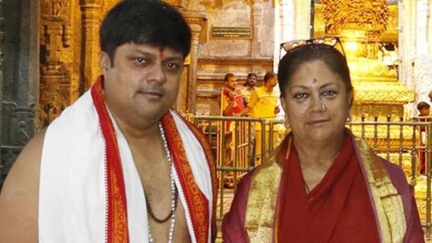 29 साल तक कोर्ट में ये लड़ाई चली। आखिरकार 2007 में दुष्यंत सिंह और उनके पिता के बीच समझौता हुआ। इस समझौते के तहत उन्हें धौलपुर के महल समेत कई संपत्तियों का मालिकाना हक मिल गया। (यह भी पढ़ें: 'माधवराव सिंधिया को मत बनाना मंत्री..', निधन से कुछ दिन पहले इंदिरा गांधी ने बेटे राजीव को दी थी नसीहत )