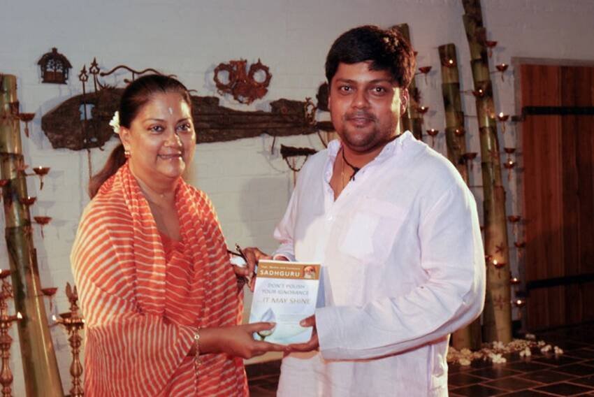 2007 के बाद वसुंधरा राजे को भी धौलपुर की महारानी का खिताब वापस मिला। पिता संग समझौते में दुष्यंत ने ये भी मांग रखी थी कि उनकी मां को महारानी का दर्जा वापस किया जाए। (यह भी पढ़ें: माधवराव सिंधिया से अखिलेश यादव तक, आपस में समधी हैं ये 10 राजनेता )