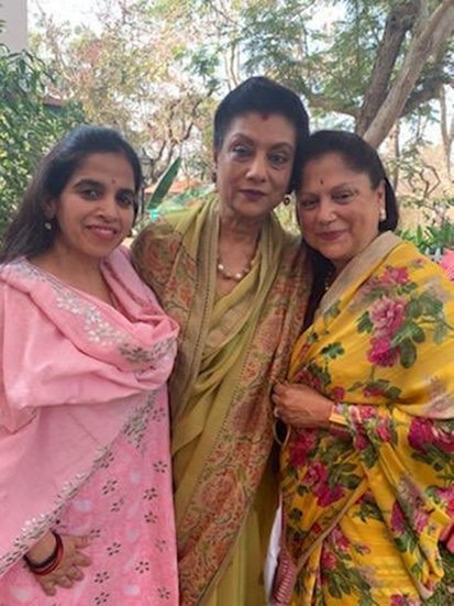 निहारिका राजे गुर्जर परिवार से संबंध रखती हैं। निहारिका की शिक्षा दीक्षा देश की राजधानी दिल्ली से हुई है। 
