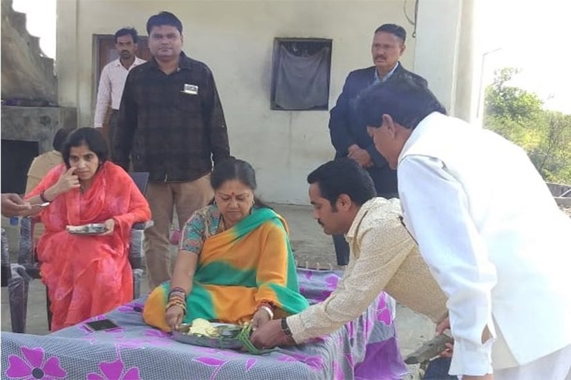  शादी के 13 साल बाद निहारिका अपनी सास के चुनाव प्रचार में सार्वजनिक तौर पर नजर आईं। ( यह भी पढ़ें: माधवराव सिंधिया से अखिलेश यादव तक, आपस में समधी हैं ये 10 राजनेता )