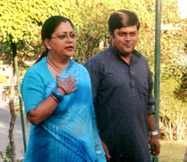 वसुंधरा राजे के बेटे दुष्यंत राजस्थान में झालावाड़ से बीजेपी के लोकसभा सांसद हैं।   ( यह भी पढ़ें: ‘माधवराव सिंधिया को मत बनाना मंत्री..’, निधन से कुछ दिन पहले इंदिरा गांधी ने बेटे राजीव को दी थी नसीहत )