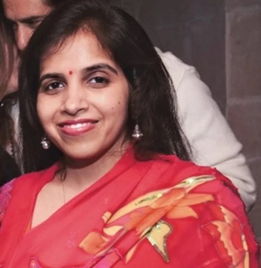 वसुंधरा राजे की बहू के पास करीब डेढ़ करोड़ के सोने चांदी के गहने हैं। वैसे निहारिका काफी लो प्रोफाइल रहना पसंद करती हैं। (यह भी पढ़ें: राजघराने में हुई है ज्योतिरादित्य सिंधिया की इकलौती बहन की शादी, जानिए क्या करते हैं बहनोई )