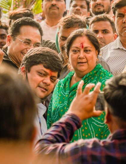 ज्योतिरादित्य सिंधिया के फुफेरे भाई दुष्यंत ने साल 2000 में निहारिका सिंह से ब्याह रचाया था।