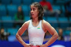 ओलंपिक में पदक से चूकीं विनेश फोगाट पर घर लौटते ही गिरी गाज, WFI ने इस वजह से किया सस्पेंड