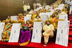 मौत का मुआवजा इवेंट है – कोरोना से हुई पत्रकारों की मृत्यु पर योगी आदित्यनाथ ने दिया चेक, हुए ट्रोल