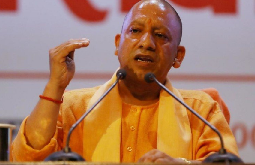 मुख्यमंत्री योगी आदित्यनाथ ने विधानसभा में एक टोपी पर किस्सा सुनाया था। उन्होंने कहा था कि वह एक बच्चे का अन्न प्राशन करा रहे थे कि वहां कुछ लाल टोपी वाले भी पहुंचे। छह महीने के बच्चे का ढाई साल का बेटा उन टोपी वालों को देखकर अपनी मां से कहा, मां देखो लाल टोपी वाले गुंडे।( ‘अगली बार हम भी गोबर और पांच थन वाली गाय पर मांगेंगे वोट’, अखिलेश यादव ने जब योगी-मोदी पर साधा था निशाना )