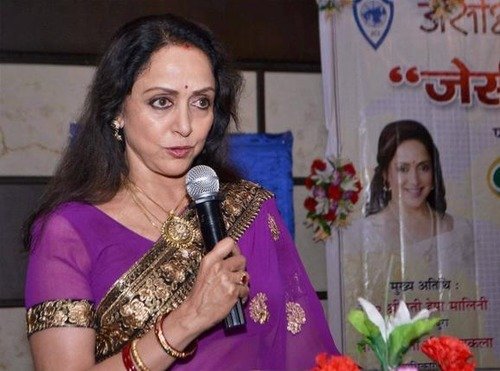 फ्लैट छोटा होने की वजह से हेमा जुहू के 7वें रोड स्थित एक बंगले में शिफ्ट हो गई थीं। लेकिन यहां उनके साथ जो हुआ वह कभी भूल नहीं पाईं। इसे भी पढ़ें- हेमा मालिनी की ऑटोबॉयोग्राफी में जब पीएम मोदी ने लिखी मन की बात, ड्रीमगर्ल भी रह गई थीं हैरान