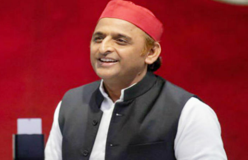 अखिलेश यादव (Akhilesh Yadav) कुंडा (Kunda) में साल 2019 में चुनावीसभा को संबोधित कर रहे थे और इस दौरान न केवल राजा भैया (Raja Bhaiya) बल्कि, उनकी बीजेपी से नजदीकी पर भी उन्होंने खूब कटाक्ष किया था। अखिलेश ने कहा था की बीजेपी में सांसद और विधायक एक दूसरे का स्वागत जूतों की सलामी देकर करते हैं। इस दौरान अखिलेश यादव ने संतकबीरनगर में बीजेपी विधायक और सांसद के बीच हुई जूतेबाजी का भी जिक्र कर मजा लिया था।