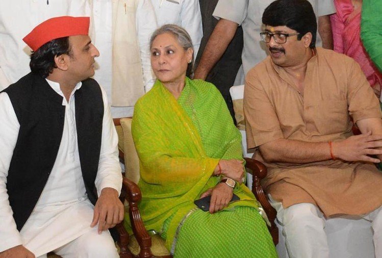 अखिलेश यादव ने एक जनसभा में राजा भैया को धमकीदार बता दिया और कि उनकी पार्टी का चुनावी चिन्ह फुटबाॅल है। हिम्मत है तो उनके साथ खेलकर देखेंगें। उन्हें वह नाच नचा देंगे।