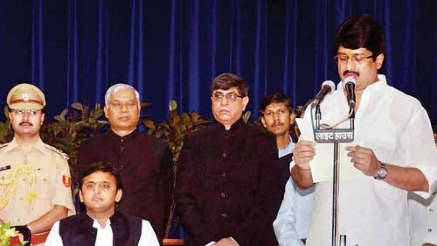 अखिलेश यादव के मुख्यमंत्री कार्यकाल के दौरान ही राजा भैया खा्दय एंव रसद मंत्री बनने के साथ जेल मंत्री भी बने थे। इसे भी पढ़ें-‘अखिलेश यादव के लिए मेरी पार्टी के दरवाजे खुले हैं’, राजा भैया ने मुलायम सिंह यादव के बेटे को दिया था ऑफर