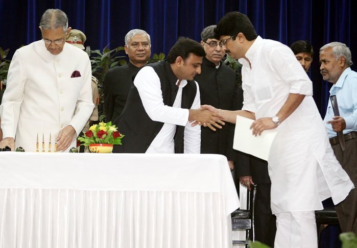 बता दें कि राजा भैया पर जब मायावती ने पोटा लगा कर जेल में उन्हें ठूंस दिया था तब अखिलेश यादव के पिता और सपा संरक्षक मुलायम सिंह यादव ने ही राजा भैया का साथ दिया था।