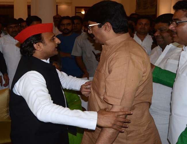 राजा भैया के लिए एक समय सपा संरक्षक मुलायम सिंह यादव मसीहा से कम नहीं थे। मायावती के राजा भैया को जेल भेजने से लेकर पोटा के तहत मुकदमा दर्ज करने जैसे तमाम केस से मुलायम ने ही राजा भैया को बरी किया था। यही कारण था कि राजा भैया भी मुलायम के सदा आभारी रहे, लेकिन मुलायम के बेटे अखिलेश यादव से उनका मोह कैसे भंग हुआ चलिए जानें।