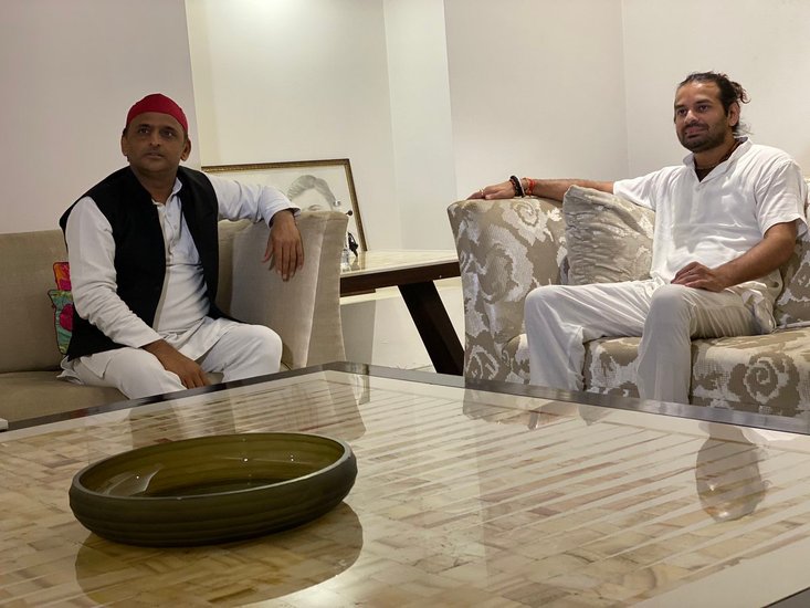 बता दें कि, सपा से दूरी के बाद राजा भैया की नजदीकी योगी आदित्यनाथ से बढ़ने लगी है और इसी पर अखिलेश यादव ने ये तंज किया था।