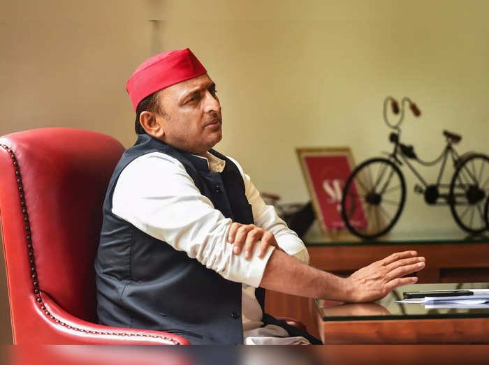 अखिलेश यादव ने इस चुनावी रैली में संतकबीरनगर के उसस प्रकरण पर चुटकी ली थी, जिसमें शिलापट्ट पर सांसद शरद त्रिपाठी अपना नाम न देखकर विधायक राकेश सिंह बघेल पर जूते बरसा दिए थे।
