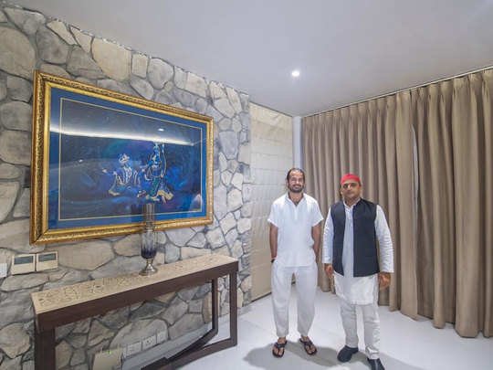 अखिलेश यादव ने कहा था कि जिस पार्टी के सांसद और विधायक एक-दूसरे का स्वागत 21 जूतों की सलामी से करते हैं, वहां देखते हैं कितना स्वागत राजा भैया का होता है।