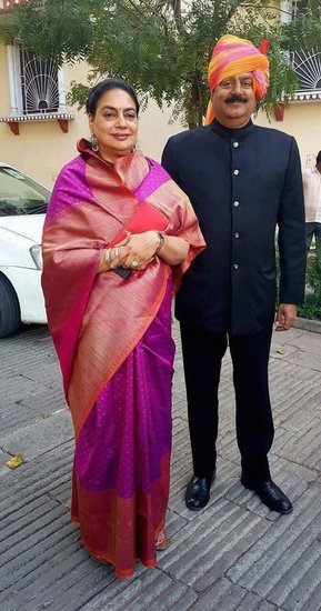 जिस बाह सीट से रानी पक्षलिका सिंह विधायक बनी हैं वहीं से उनके पति राजा महेंद्र अरिदमन सिंह 6 बार से विधायक रहे। यह भी पढ़ें: राजा भैया से मुख्तार अंसारी तक: यूपी के इन नेताओं की पत्नियां भी रखती हैं हथियार, जानिए किनके पास क्या )