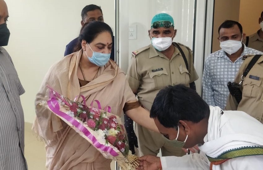 राजा भैया (Raja Bhaiya) से राजकुमारी रत्ना सिंह (Ratna Singh) तक यूपी की राजनीति में कई ऐसे नाम हैं जो किसी ना किसी राजघराने या रियासत से ताल्लुक रखते हैं। इन्हीं में से एक नाम है रानी पक्षलिका सिंह (Rani Pakshalika Singh) का। पक्षलिका सिंह को बीहड़ की रानी भी कहा जाता है। पक्षलिका पहले मुलायम सिंह यादव (Mulayam Singh Yadav) की समाजवादी पार्टी की सदस्य थीं लेकिन अब योगी आदित्यनाथ (Yogi Adityanath) सरकार में बीजेपी (BJP) की विधायक हैं। आइए जानते हैं रानी पक्षलिका सिंह से जुड़ी कुछ बातें: 