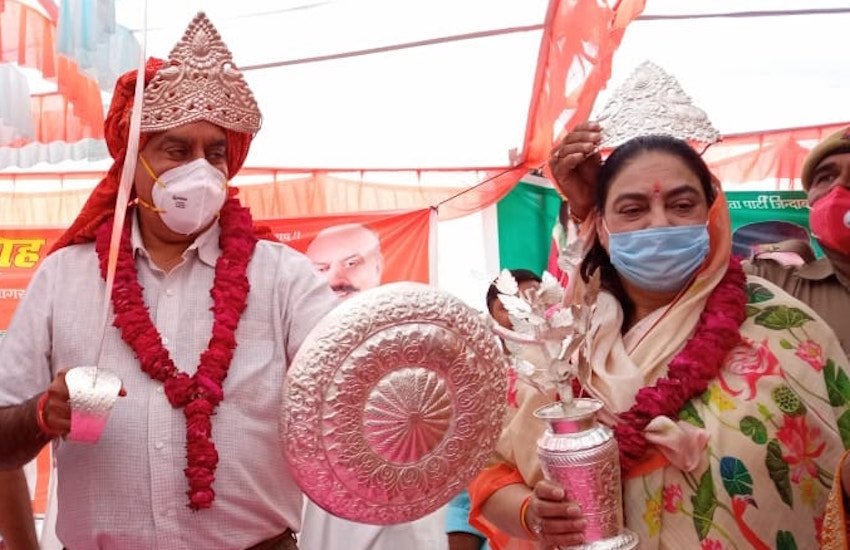 वहीं पक्षलिका सिंह के पति राजा अरिदमन सिंह के नाम पर 12 बोर की एक डीबीबीएल गन, एक पिस्टल, एक कार्बाइन, 34 तलवार, 8 चाकू, 31 खंजर और 53 छुरे हैं।