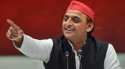 कहीं आपके चैनल का नाम ही न बदल दें सीएम – लाइव इंटरव्यू में एंकर और योगी आदित्यनाथ की चुटकी लेने लगे अखिलेश यादव