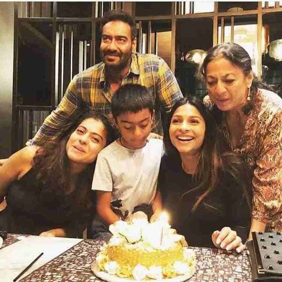 अजय देवगन की सास हैं तनुजा। तनुजा अपने जमाने की मशहूर अदाकारा रही हैं। अजय बी अकसर अपनी सास के साथ पार्टियों में दिख जाते हैं। दोनों के बीच दोस्ताना तो नहीं लेकिन काफी अच्छी बॉन्डिंग नजर आती है।