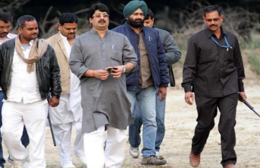 राजा भैया जब सपा के कार्यकाल में केबिनेट मंत्री बने तो कुंडा में जश्न का माहौल था, लेकिन ये खुशी मातम में तब बदल गई जब कुंडा के ग्राम प्रधान हत्याकांड के दौरान फैली हिंसा में कुंडा के सीओ रहे जिआ-उल-हक की हत्या हो गई। हत्या के बाद राजा भैया को मंत्री पद से इस्तीफा देना पड़ा था, क्योंकि सीओ की पत्नी का आरोप था उनके पति की हत्या राजा भैया के इशारे पर हुई है। इस मामले पर राजा भैया ने जब चुप्पी तोड़ी तो फिर कोई कुछ नहीं कह सका।