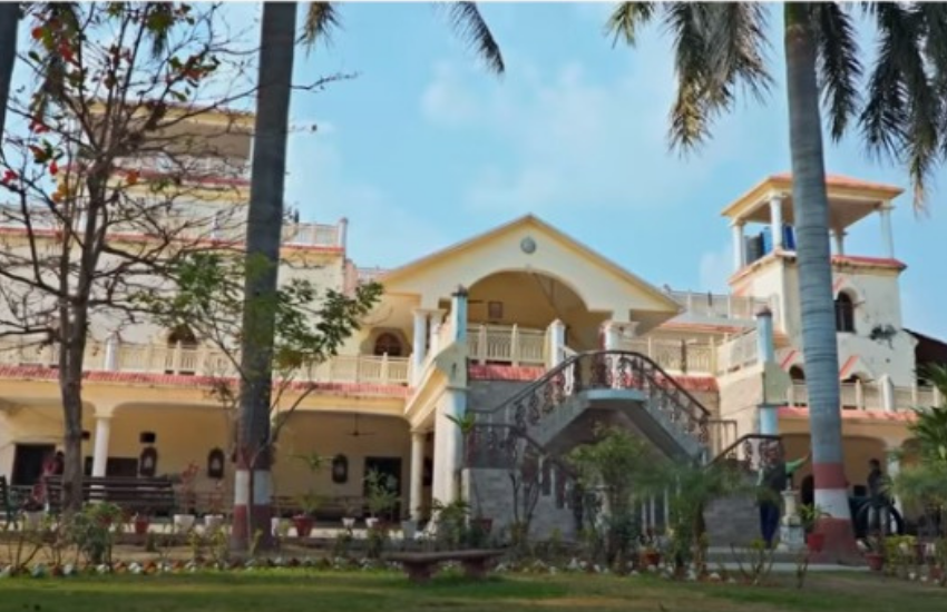 जामो अमेठी राजघराने का महल न केवल बेहद खूबसूरत है, बल्कि अत्याधुनिक सुविधाओं से इसे लैस किया गया है।