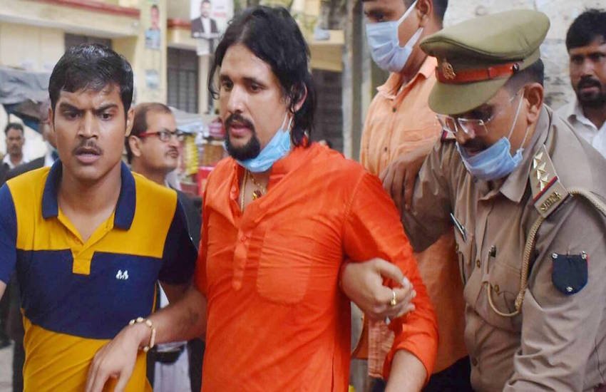 प्रयागराज में बाघंबरी मठ के आचार्य नंरेद्र गिरी के निधन के बाद उनके शिष्य आनंद गिरी पुलिस की गिरफ्त में हैं। आइए जानते हैं कैसे राजस्थान में जन्मा एक लड़का आनंद गिरी बना जिसपर अपने ही गुरु की हत्या के आरोप लग रहे हैं: