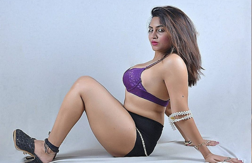 अर्शी ने लिखा था कि अफगानिस्तान के क्रिकेटर के साथ अक्टूबर में उनकी सगाई फिक्स थी। उनके पिता ने ये रिश्ता उनके लिए पसंद किया था।