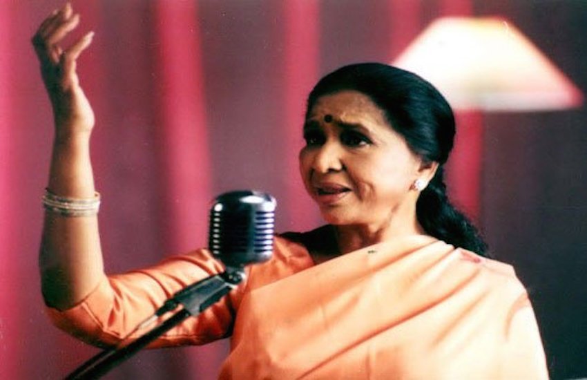 Asha Bhonsle Married Life: आशा भोंसले किसी पहचान की मोहताज नहीं हैं। अपनी सुरीली आवाज से देश दुनिया में उन्होंने खूब तारीफें बटोरी हैं। प्रोफेशनल लाइफ में सफलता की बुलंदियों को छूने वालीं आशा भोंसले निजी जिंदगी में काफी परेशान रहीं। उन्होंने दो बार शादी रचाई थी। पहली शादी में वह घरेलू हिंसा का शिकार भी हुईं।