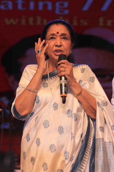 तलाक पर आशा ने एक इंटरव्यू में बताया था कि उन्हें ससुराल में घरेलू हिंसा का शिकार होना पड़ता था। जब आशा ने गणपत राव से तलाक लिया तब वह तीसरी बार प्रेग्नेंट  थीं। 