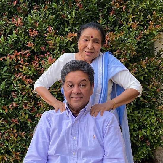 आशा भोंसले के सबसे छोटे बेटे आनंद का जन्म पति से तलाक के बाद हुआ।