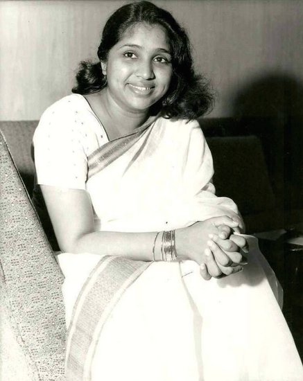 आशा भोंसले ने 1949 में बहन लता मंगेशकर के सेक्रेटरी गणपत राव से लव मैरिज की थी। उस वक्त आशा महज 16 साल की थीं। गणपत राव आशा से १५ साल बड़े थे।