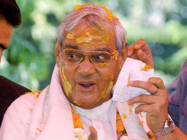 अटल बिहारी वाजपेयी की प्रारंभिक शिक्षा ग्वालियर के सरस्वती शिशु मंदिर से हुई थी और उच्च शिक्षा विक्टोरिया कॉलेज, जो अब लक्ष्मीबाई कॉलेज बन गया है, वहां से हुई थी।