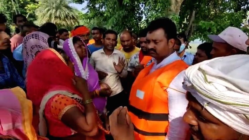 बांसगांव के सांसद कमलेश पासवान को सितंबर 2021 में लोगों के आक्रोश का सामना करना पड़ा था। तब वह अपने क्षेत्र में चौरीचौरा के राजधानी गांव में बाढग़्रस्त इलाके का जायजा लेने पहुंचे थे। सांसद जैसे ही पहुंचे ग्रामीण उनके खिलाफ नारेबाजी करने लगे। लोगों का कहना था कि अगर बाढ़ से बचाव के लिए सांसद ने पहले उचित कदम उठाए होते तो ऐसे हालात ना होते।