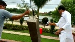 MLA के मामूली से धक्के से ही गिरा पिलर, लापरवाही पर इंजीनियर को लगाई लताड़, वीडियो वायरल