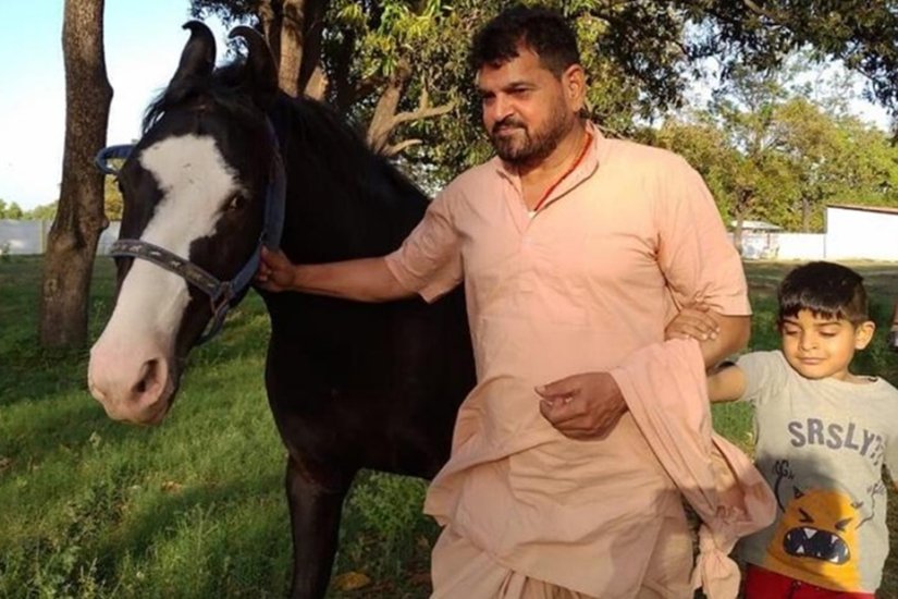 बीजेपी के लोकसभा सांसद बृजभूषण शरण सिंह की पत्नी केतकी देवी सिंह भी राजनीति करती हैं। केतकी सिंह लोकसभा सांसद रह चुकी हैं। (यह भी पढ़ें: कोई डॉक्टर तो कोई ठेकेदार, जानिए क्या करती हैं यूपी के इन बाहुबली नेताओं की पत्नियां)